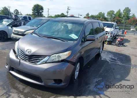 2013 Toyota Sienna Le V6 8 Passenger z USA, uszkodzony, nr VIN 5TDKK3DC8DS322915